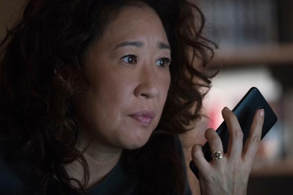Bild 1 von 3: Im Fall der neuen Auftragskillerin überschlagen sich die Ereignisse. Auf der Suche nach Antworten bekommt Eve (Sandra Oh) einen interessanten Anruf.