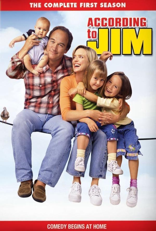 Bild 1 von 1: In der Emmy®-nominierten Comedyserie Immer wieder Jim! überzeugt Hollywood-Star Jim Belushi als chaotischer Vater und Ehemann, der sich dem alltäglichen Wahnsinn des amerikanischen Familienlebens mit einer ordentlichen Portion Humor, Einfallsreichtum und Unverfrorenheit immer wieder aufs Neue stellt. An seiner Seite ist Ehefrau Cheryl (Courtney Thorne-Smith) stets darum bemüht, den Schaden in Grenzen zu halten und ihrem sturen, aber liebevollen Mann Paroli zu bieten. Zusätzlich sorgen drei aufgeweckte Kinder, Jims launischer Schwager Andy und die schnippische Schwägerin Dana dafür, dass niemals Langeweile aufkommt. Dabei will Jim doch nur eines: bei einem kühlen Bier ein Spiel der Chicago Bears genießen!