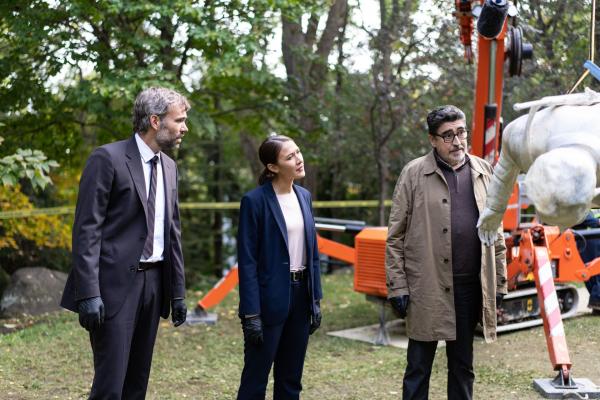 Bild 1 von 14: (v.l.n.r.) Jean-Guy Beauvoir (Rossif Sutherland); Isabelle Lacoste (Elle-Máijá Tailfeathers); Armand Gamache (Alfred Molina)