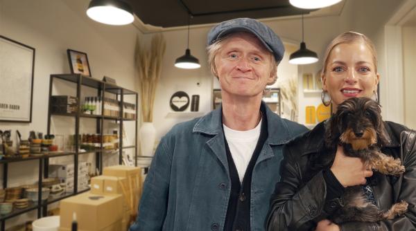 Bild 1 von 2: Das Herrengedeck des kleinen Mannes. SWR Moderator Pierre M. Krause trifft Podcasterin Laura Larsson - mitten ins Zwerchfell. Nachdem sie ordentlich Kohle im Kasino verzockt haben, wird hemmungslos rumgeleckt - bis es Laura zu peinlich wird und sie ihren Hund Mara von Pierre loseist.