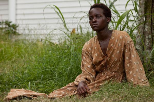 Bild 1 von 18: Patsey (Lupita Nyong'o) erweckt das Begehren ihres Sklaventreibers Edwin Epps, was sie nicht nur brutalen Vergewaltigungen aussetzt, sondern auch den Grausamkeiten von Epps' eifersüchtiger Ehefrau ...