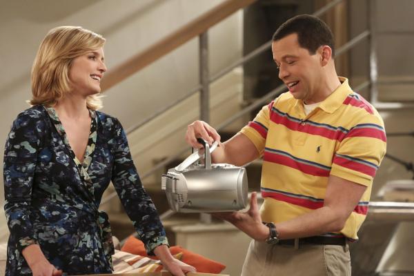 Bild 1 von 10: Alan (Jon Cryer, r.) beendet sein Beziehung zur Sozialarbeiterin, um wieder mit Lyndsey (Courtney Thorne-Smith, l.) zusammen zu sein. Doch ist das wirklich eine gute Idee?