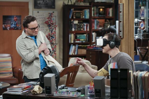 Bild 1 von 8: Sheldons (Jim Parsons, r.) Begeisterung für die Simulation eines Aufenthalts im Wald bringt Leonard (Johnny Galecki, l.), Amy und Penny auf die Idee, einen realen Ausflug in eine Waldhütte zu machen. Doch kaum sind die vier dort angekommen, beginnen auch schon die Probleme ...