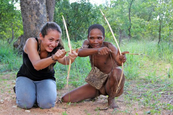 Bild 1 von 4: Lehrer und Schüler beim Bogenschießen im Lebenden Museum der Ju 'hoansi San von Grashoek.