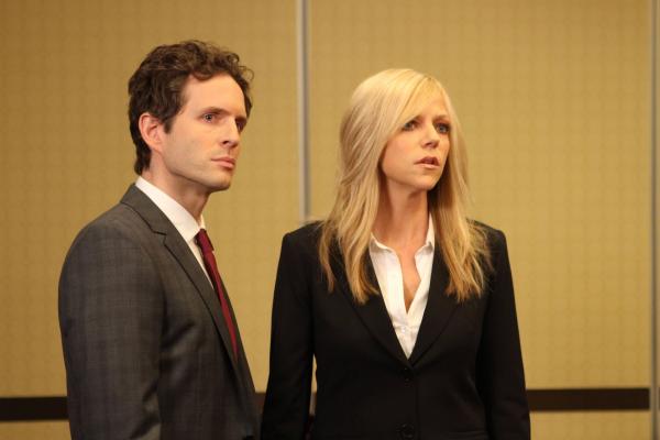 Bild 1 von 10: Dennis Reynolds (Glenn Howerton, l.); Dee Reynolds (Kaitlin Olson, r.)