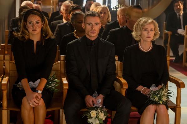 Bild 1 von 11: Penelope Vardakis (Shailene Woodley, l.), Elias Vardakis (Richard Madden, M.) und Audrey Vardakis (Clare Holman, r.) nehmen bei der Beerdigung Abschied von Leo.