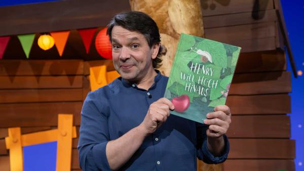 Bild 1 von 3: Juri stellt das Buch \