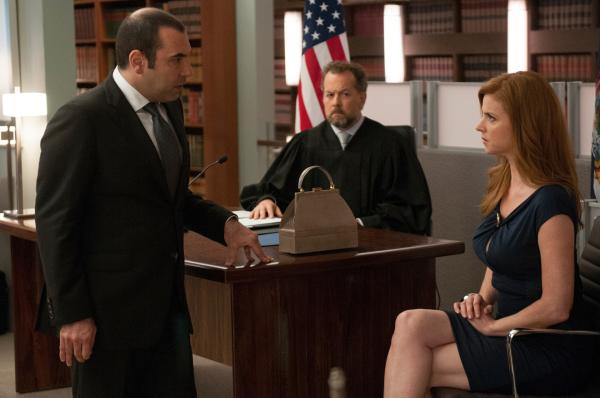 Bild 1 von 2: Im Probeprozess gegen Tanner bringt Louis (Rick Hoffman, l.) Donna (Sarah Rafferty, r.) mit einer direkten Frage aus dem Gleichgewicht - unter den wachsamen Augen von Daniel Hardman (David Costabile, M.).