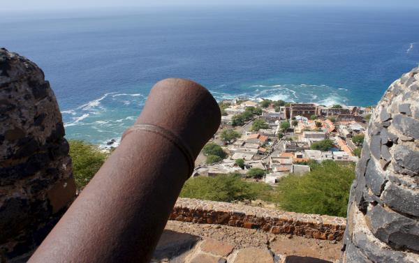 Bild 1 von 3: Blick der ehemaligen Fortaleza Real über der ehemaligen Hauptstadt der Kapverden.