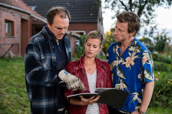 Bild 1 von 15: Von Insas Cousin Onno (Andy Gätjen, l.) erfahren Insa (Theresa Underberg, M.) und Henk (Maxim Mehmet, r.) interessante Details zu einem geplanten Neubauprojekt.