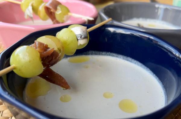 Bild 1 von 3: Der berühmte Ajoblanco ist eine Art weißer Gazpacho: Dafür werden 50 Gramm Weißbrot in Würfel geschnitten, in Wasser aufgeweicht und dann mit Mandeln und Olivenöl püriert.