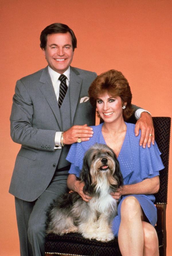 Bild 1 von 12: Jonathan Hart (Robert Wagner, l.); Jennifer Hart (Stefanie Powers, r.)