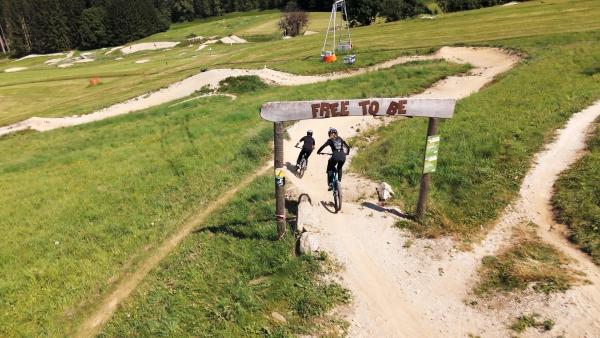 Bild 1 von 2: Downhillfahren im Trailpark, Joglland in der Oststeiermark.