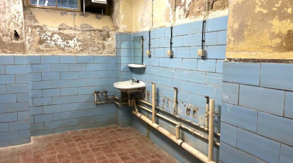 Bild 1 von 7: Waschraum im Haftkeller