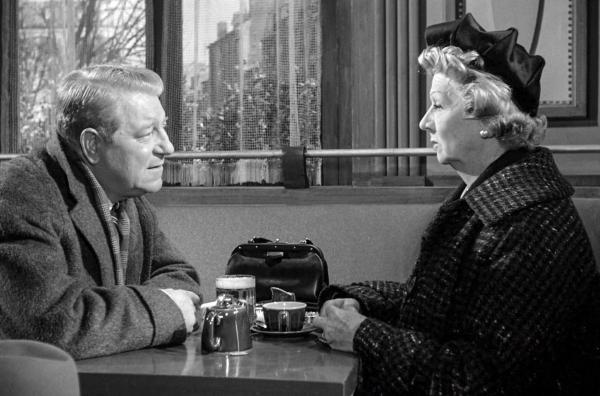 Bild 1 von 8: Nach Jahren trifft sich Maigret (Jean Gabin) mit der Gräfin von Saint-Fiacre (Valentine Tessier) wieder ? diese bangt wegen eines Drohbriefs um ihr Leben.
