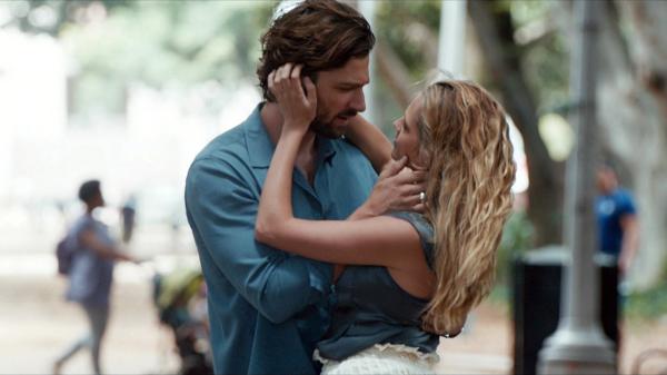 Bild 1 von 8: Sarah (Teresa Palmer) und Dylan (Michiel Huisman) fühlen sich zueinander hingezogen