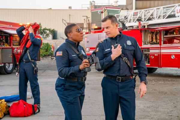 Bild 1 von 28: Im Bild: Aisha Hinds (Henrietta 'Hen' Wilson), Peter Krause (Bobby Nash).