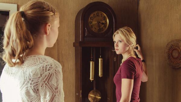 Bild 1 von 14: Dajana (Stephanie Amarell) erzählt Charlie (Sinje Irslinger, re.) von der Uhr.