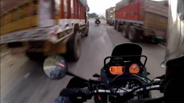 Bild 1 von 1: Diese Dokumentation präsentiert die wahnwitzigsten Dashcam-Momente aus aller Welt, darunter einen Motorradfahrer, der mit seiner Freundin durchbrennt.