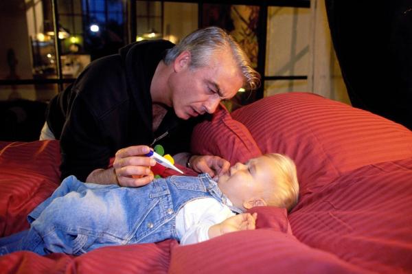 Bild 1 von 12: Zwischen Felix (Christoph M. Ohrt) und Sandra entbrennt ein Wettstreit, wer das Findelkind besser betreuen kann. Felix gibt sich alle Mühe ...