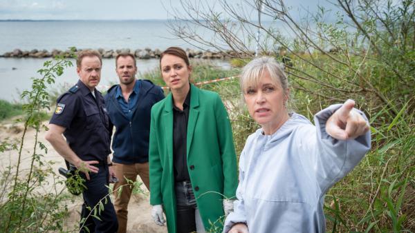 Bild 1 von 7: Kriminaltechnikerin Stefanie Horn (Nicole Ernst, r.) vermutet, dass der Täter das Opfer vom Weg an den Fundort geschleift hat. Die Ermittler Lars Pöhlmann (Dominic Boeer, 2.v.l.), Karoline Joost (Nike Fuhrmann, 2.v.r.) und Polizeihauptmeister Timmermann (Mathias Junge, l.) schlussfolgern: Der Fundort ist dementsprechend nicht der Tatort. Die Suche nach dem Täter ist somit nicht einfacher! Wer hat den Mann nackt ausgezogen, ihn an den Strand ans Wasser gelegt und ihn zuvor getötet?