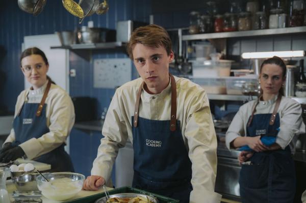 Bild 1 von 29: Rafael Müller (Louis Jér´me Wagenbrenner, Mitte); Destiny Pellucci (Vita Tepel, r.)