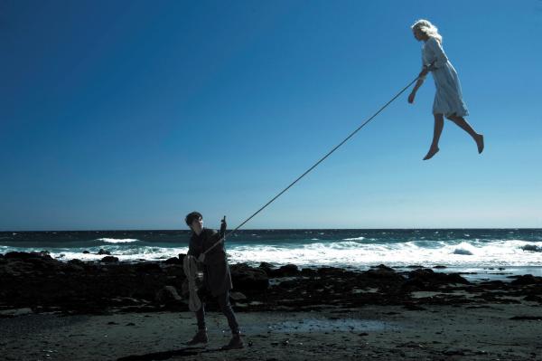 Bild 1 von 10: DF-07504 - Jake (Asa Butterfield) makes sure Emma (Ella Purnell) stays relatively down to earth. Photo Credit: Jay Maidment.