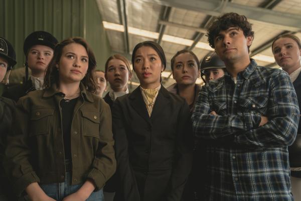 Bild 1 von 4: Caroline (Jacqueline Joe, M.) hat sich nun doch überwunden, an der Qualifikation für das Regionalteam teilzunehmen. Issie (Macey Chipping, l.) und Dan (Max Crean, r.) unterstützen sie, so gut sie können.