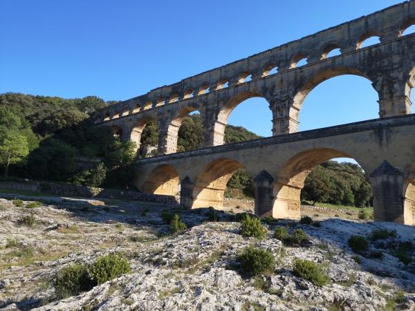 Bild 1 von 2: Das Aquädukt von Nîmes ist das größte bis heute erhaltene römische Bauwerk in Europa. Tausende Arbeiter waren an dem monumentalen Bau auf einer Strecke von 50 Kilometern beschäftigt.