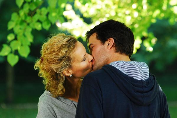 Bild 1 von 10: Natascha (Melanie Wiegmann, l.); Konstantin (Moritz Tittel, r.)