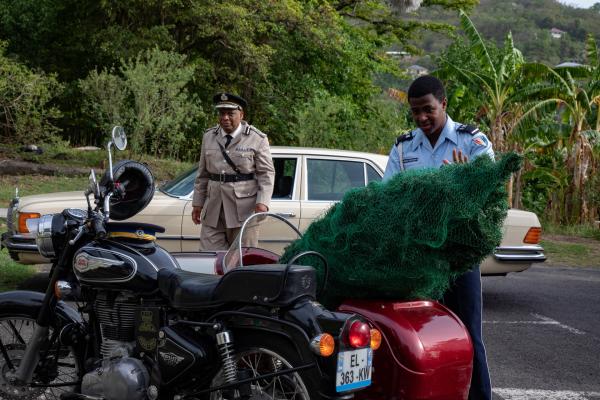 Bild 1 von 7: Officer Marlon Pryce (Tahj Miles, r.) bringt unter dem skeptischen Blick des Polizeichefs (Don Warrington, l.) einen Tannenbaum zur Polizeistation.