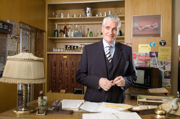 Bild 1 von 6: Im Bild: Paul (Sky du Mont) kämpft weiter um den Erhalt seiner Pension.