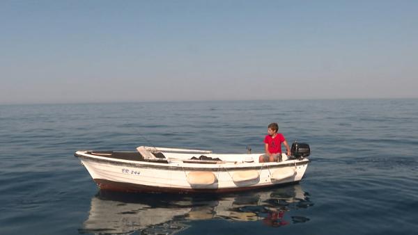 Bild 1 von 3: Wann immer er kann, ist Ognjen mit seinem Boot auf dem Meer. Geduldig hält er dort Ausschau nach Fischen.