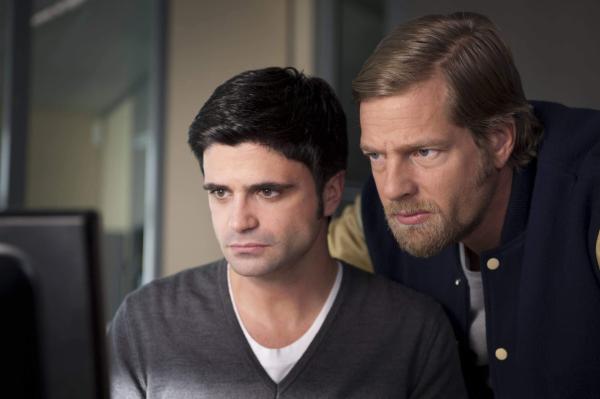 Bild 1 von 25: (2. Staffel) - Sind inzwischen ein eingespieltes Team, auch wenn ihre Ermittlungsmethoden überaus gegensätzlich sind: Mick Brisgau (Henning Baum, r.) und Andreas Kringge (Maximilian Grill, l.) ...
