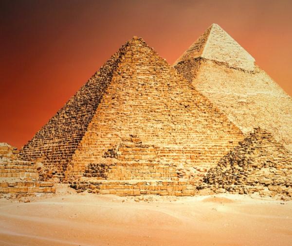 Bild 1 von 4: Die Großen Pyramiden von Gizeh wurden während der vierten Dynastie des Alten Ägyptens, zwischen 2600 und 2500 vor Christus, erbaut.