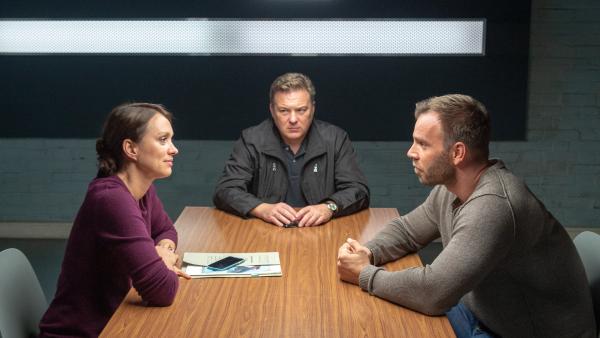 Bild 1 von 7: Karoline Joost (Nike Fuhrmann, l.) und Lars Pöhlmann (Dominic Boeer, r.) verhören den Verdächtigen Klaus Kilian (André Mann, 2.v.l.). Der Hotelier aus Saarbrücken hat über Monate eine heimliche Affäre mit der Toten geführt. In der Todesnacht hat es in Wismar ein unerwartetes Wiedersehen gegeben. Warum verschweigt Klaus Kilian den Kommissaren dieses Treffen? Hat das Wiedersehen mit der ehemaligen Geliebten tödlich geendet?