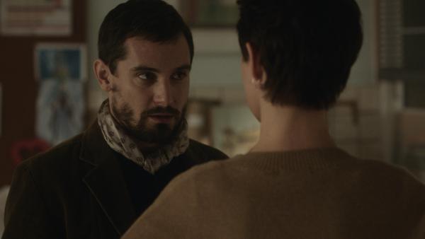 Bild 1 von 3: Mikkel (Christian Tafdrup) unterhält sich mit Rikke.
© BR/DR/Jesper Tßffner - Honorarfreie Verwendung gemäß AGB im redaktionellen Zusammenhang mit genannter Sendung bei Nennung \