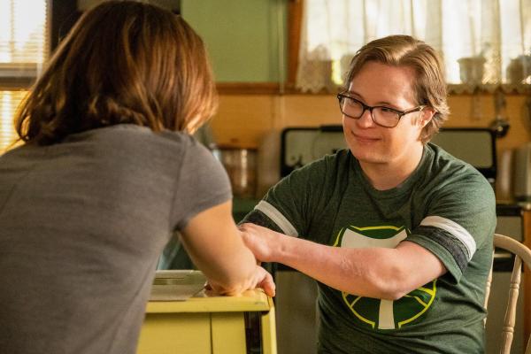 Bild 1 von 28: Im Bild: Cobie Smulders (Dex Parios), Cole Sibus (Ansel Parios).