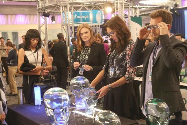 Bild 1 von 14: (v.l.n.r.) Camille Saroyan (Tamara Taylor); Temperance Brennan (Emily Deschanel); Angela Montenegra (Michaela Conlin); Jack Hodgins ( T.J. Thyne )