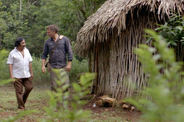 Bild 1 von 2: Bernard Fontanille (2.v.l.) begleitet Don Galo (re.) in einen Nachbarort von Ichmul, wo er als traditioneller Priester auftritt.
