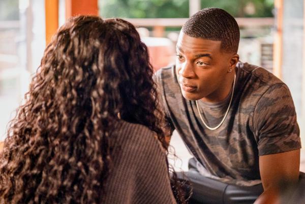 Bild 1 von 9: Im Bild: Samantha Logan (Olivia Baker), Daniel Ezra (Spencer James).