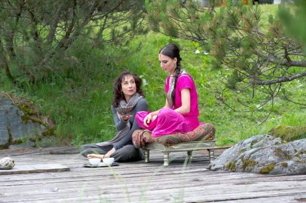 Bild 1 von 28: Im Bild (v.li.): Andrea Eckert (Gloria Kmeiner), Maddalena-Noemi Hirschal (Suri Advani).